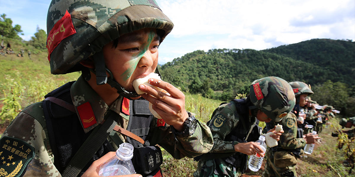 女兵参加野外训练