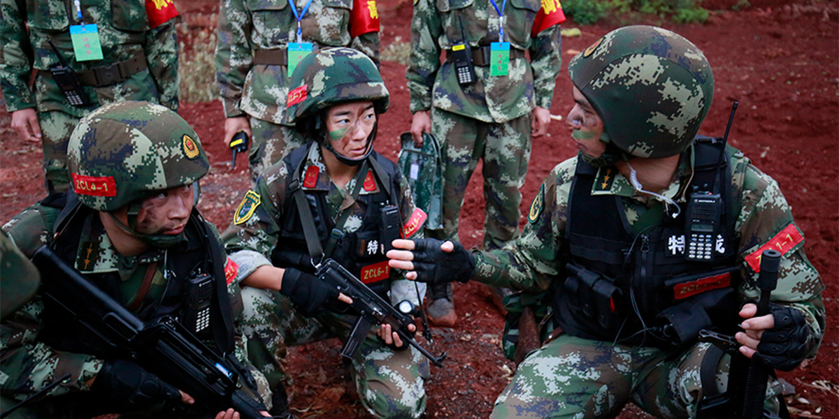 武警某部采取多课目、高难度、超极限的方式,组织百余名特战队员进行连续7昼夜的“魔鬼周”极限训练。